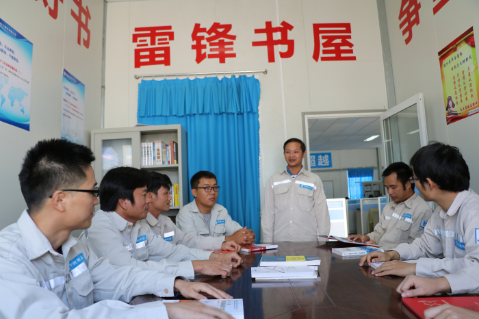 7.尊龙凯时电力越南永新电厂雷锋讲堂越籍员工讲授日常越南语课程.jpg