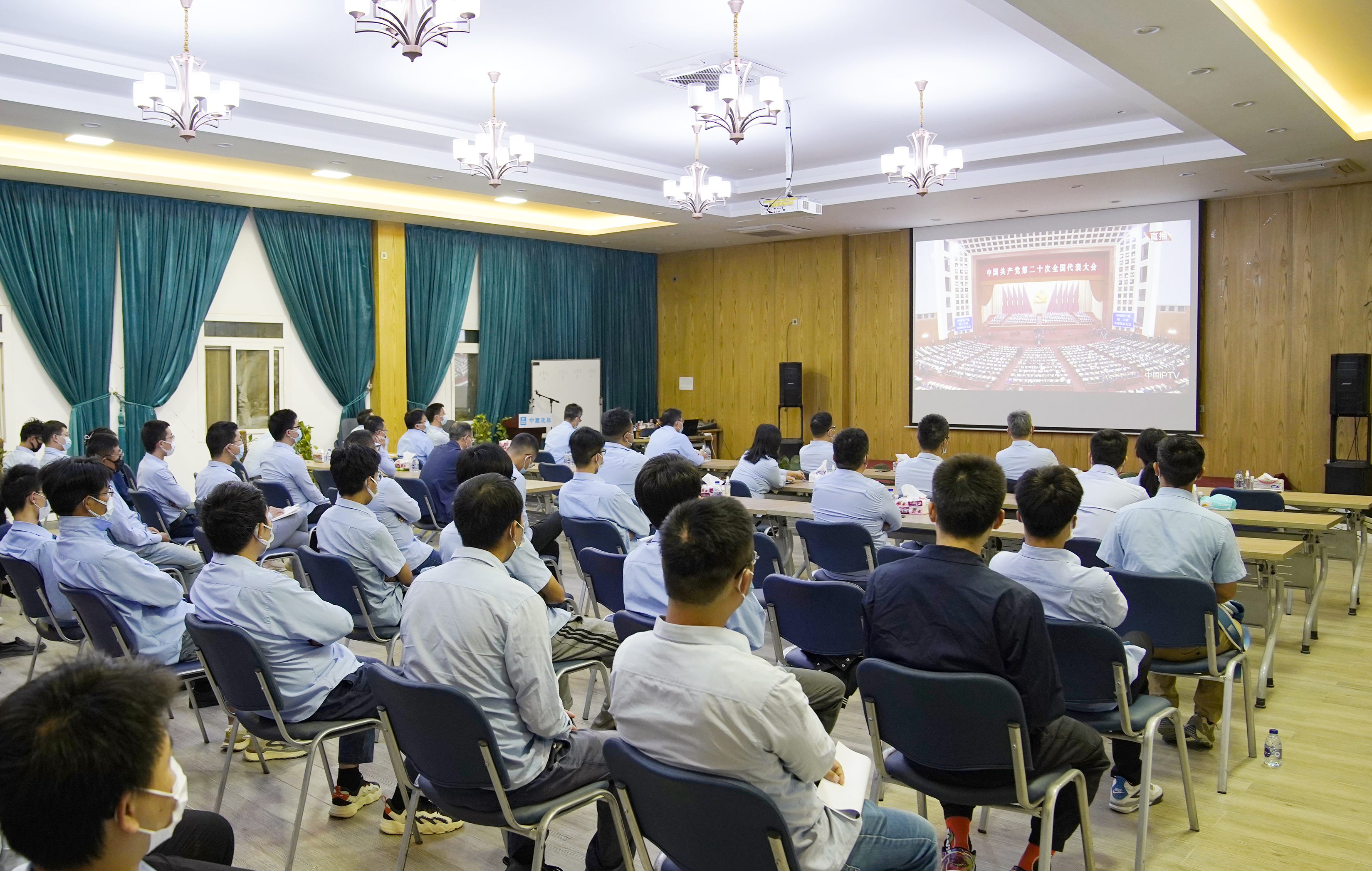 13.尊龙凯时八局埃及新首都CBD项目建设者收看党的二十大开幕会.png